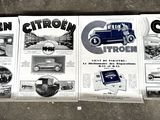 de nombreuses anciennes publicités sur la façade d'un immeuble