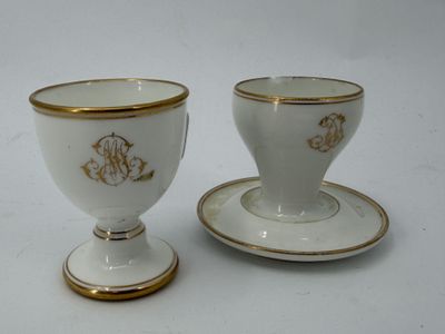 deux tasses et soucoupes posées sur une table blanche