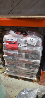 de nombreux sacs de nourriture sur les rayons du magasin
