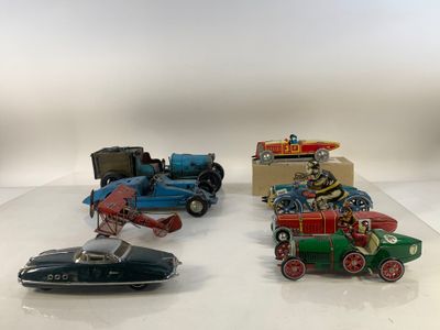 trois petites voitures posées sur une table
