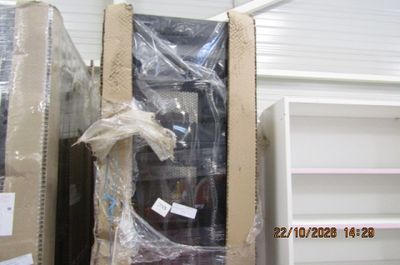 de nombreux cartons contenant des objets qui sont entassés dans une pièce