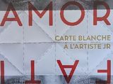 une affiche sur laquelle figure une photo des yeux d'une femme