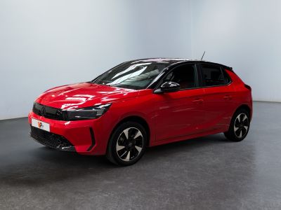 une voiture rouge garée dans une pièce aux murs blancs