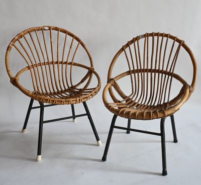 paire de chaises vintage en rotin aux pieds noirs