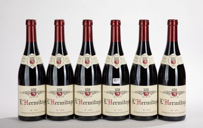 six bouteilles de vin alignées sur une table