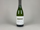 la bouteille de vin blanc est posée sur la table