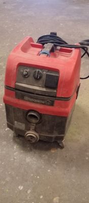 une machine rouge posée sur le sol