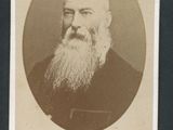 une vieille photo d'un homme à la longue barbe et à la moustache
