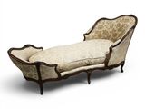 une image représentant une chaise longue dont le dossier est recouvert d'un tissu à motifs floraux