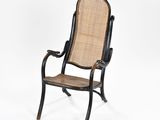 une image représentant une chaise dont le dossier et l'assise sont en rotin
