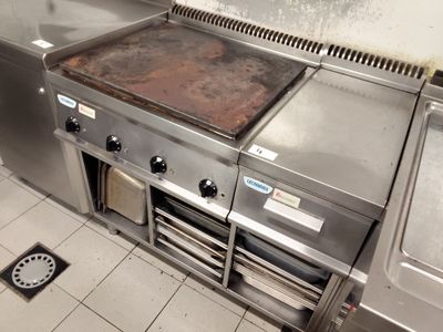 une image d'une cuisine commerciale avec des appareils en acier inoxydable