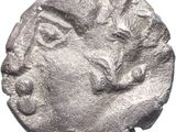 gros plan d'une pièce d'argent avec un visage dessus