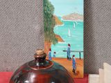 une photo d'une table sur laquelle se trouvent un livre et un vase