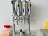 un grand nombre d'outils posés sur une table