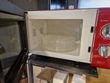 un micro-ondes posé sur une table