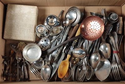 une boîte remplie d'argenterie et d'ustensiles