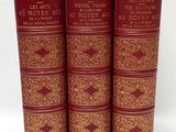 trois livres rouges superposés sur une surface blanche
