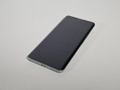 gros plan d'un téléphone portable sur une surface blanche