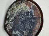 une assiette sur laquelle est représenté un squelette