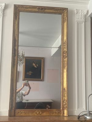 un homme se prenant en photo dans un miroir