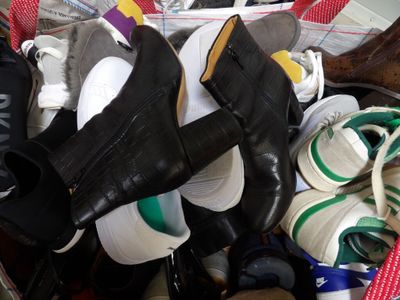 1/2 Palette de 65 paires de chaussures d'occasion, certaines neuves :H - Photo 1