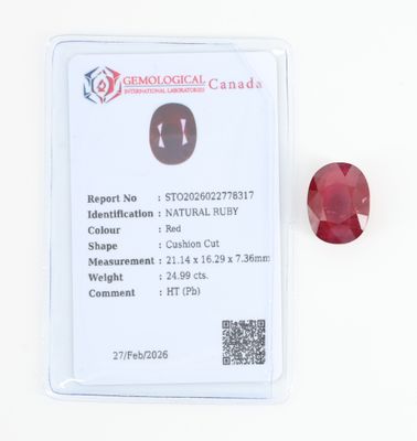 un gros plan d'un diamant rouge sur une surface blanche