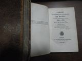 un livre ouvert posé sur une table, avec un marque-page à l'intérieur