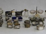 beaucoup d'objets en argent et en verre sur la table