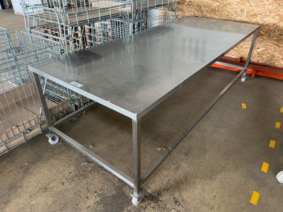 une table en métal sur laquelle est posé un panier