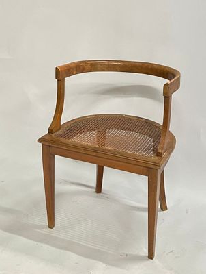 une chaise en bois avec une assise tissée sur fond blanc