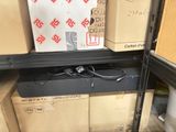 de nombreuses boîtes contenant du matériel électronique sur les rayons du magasin