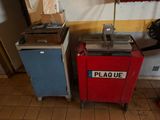deux poubelles rouges et bleues placées l'une à côté de l'autre
