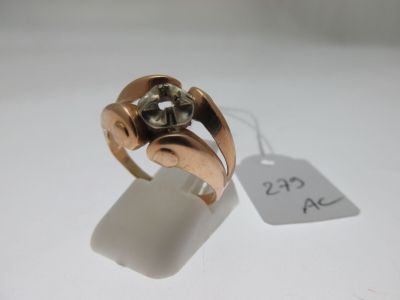 l'image d'une bague en or ornée d'un diamant