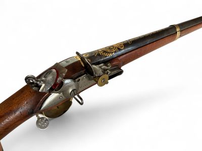 un gros plan d'un fusil sur un fond blanc avec un fond blanc