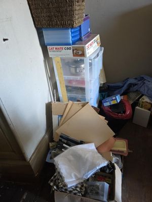 un tas de cartons et de papiers par terre
