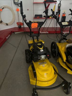 deux tondeuses à gazon qui sont rangées dans le garage