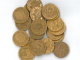 tas de vieilles pièces britanniques sur fond blanc