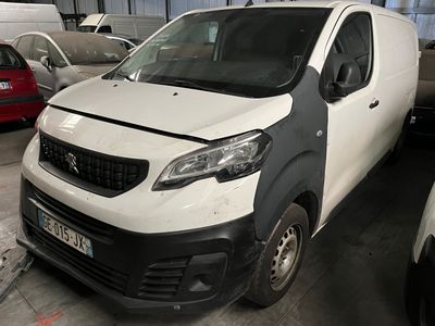 une camionnette blanche garée dans un garage