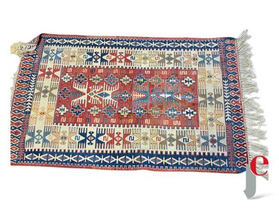 une image représentant un tapis rouge et bleu sur fond blanc