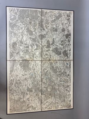 la photo d'une photo représentant un mur sur lequel figure une carte