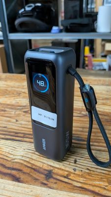 un téléphone portable posé sur une table en bois