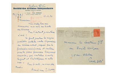 une vieille lettre avec un timbre et un bout de papier sur lequel il y a quelque chose d'écrit