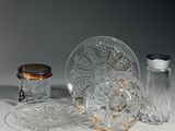 un grand nombre d'objets en verre posés sur une table