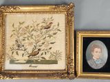 deux photos encadrées représentant des oiseaux et des fleurs, accrochées au mur à côté d'une photo d'un homme