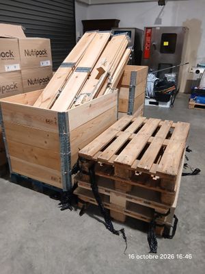 de nombreuses palettes en bois empilées les unes sur les autres dans un entrepôt