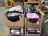 Des cartons de vêtements sont empilés les uns sur les autres dans un entrepôt