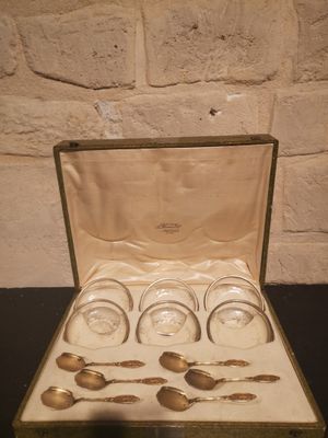 une boîte contenant des cuillères et des couverts en argent