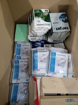une boîte en carton remplie de nombreux types d'appareils électroniques