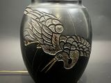 un vase noir orné d'un motif doré