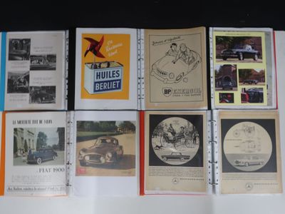 beaucoup de vieilles brochures automobiles sur la table